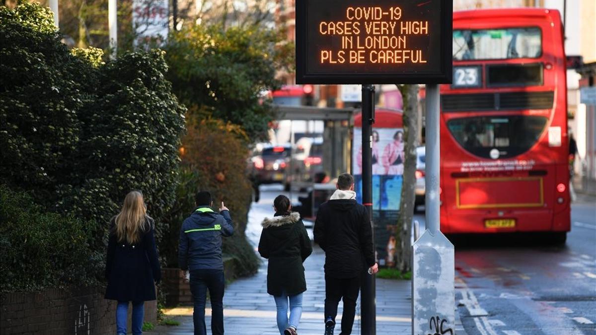 Mensaje de alerta sobre el elevado número de casos de covid-19 en una calle de Londres