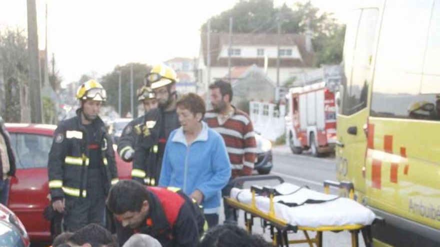 Miembros del 061 y Protección Civil antienden al herido. // S. Álvarez