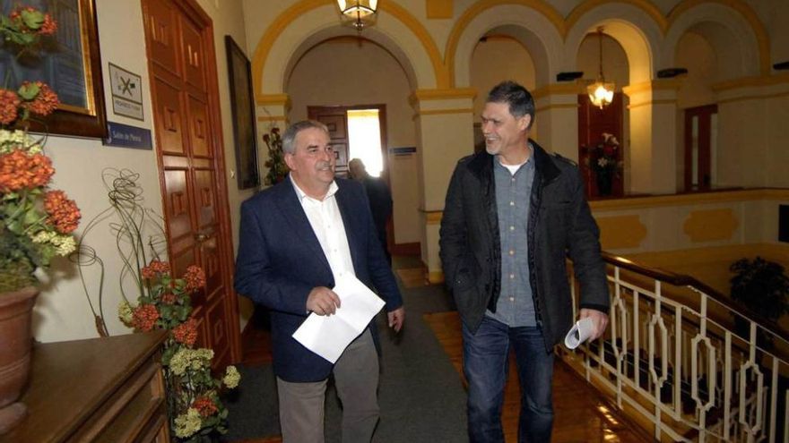 Aníbal Vázquez, a la izquierda, y Armando Fernández Natal, en el Ayuntamiento.