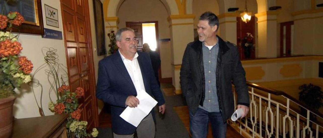 Aníbal Vázquez, a la izquierda, y Armando Fernández Natal, en el Ayuntamiento.