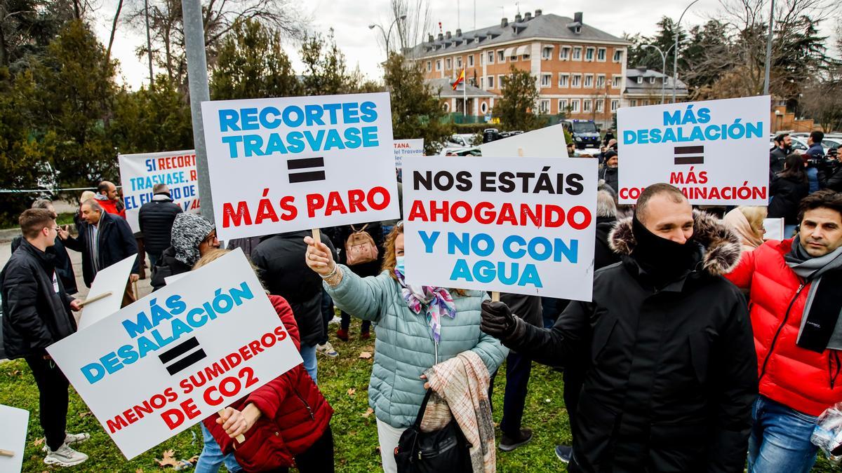 500 regantes se concentran frente a La Moncloa, este martes.