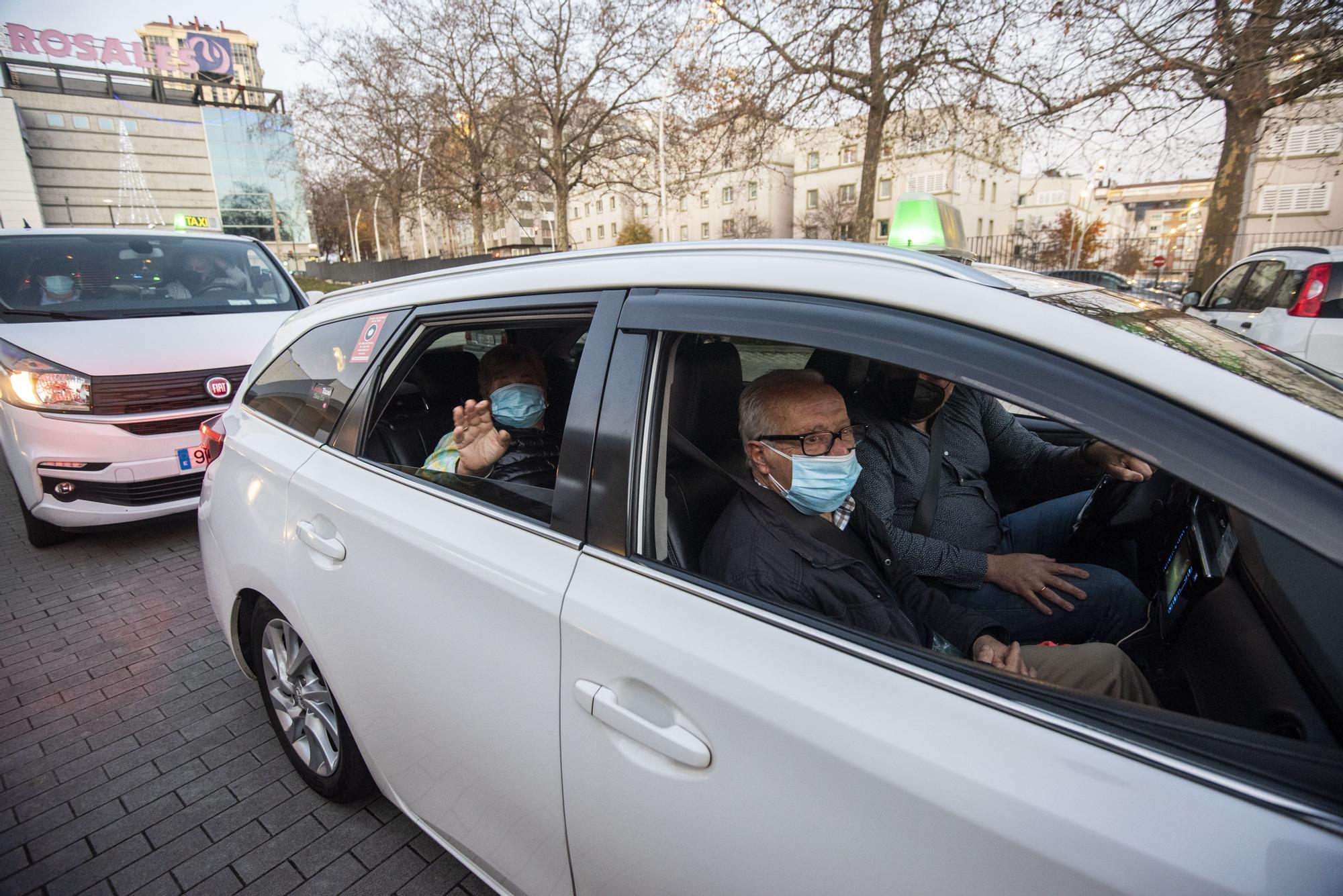 RadioTaxi lleva a mayores de Padre Rubinos a ver el alumbrado navideño en A Coruña