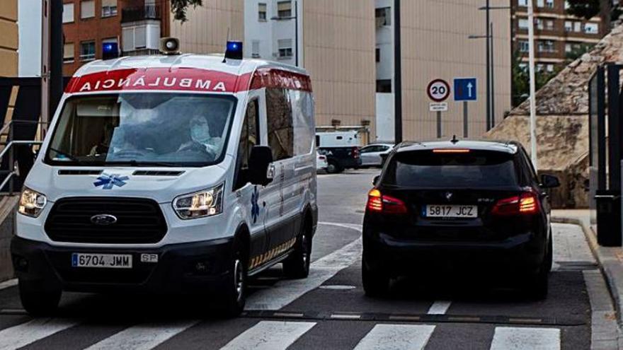 Una ambulancia saliendo del complejo de Zapadores.