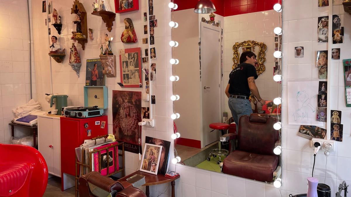 La Dani trabajando en su peluquería 'El Clavel', en el barrio de La Victoria