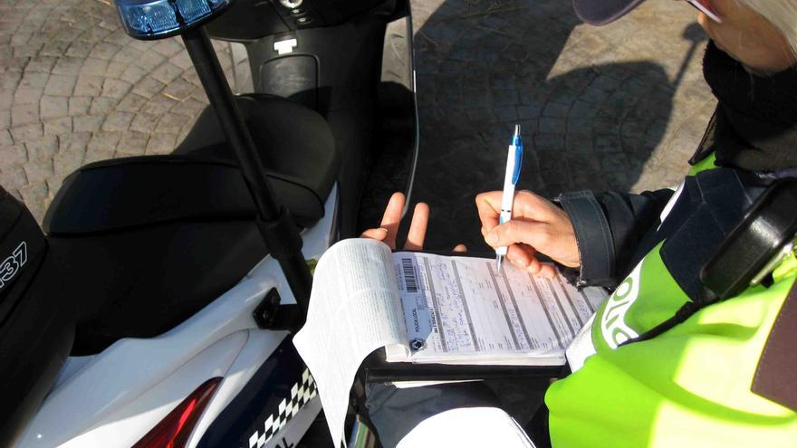 Denuncian que la Policía Local de Castelló no tiene boletines para poner multas