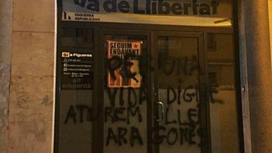 Les pintades a la porta de la seu del partit a Figueres.