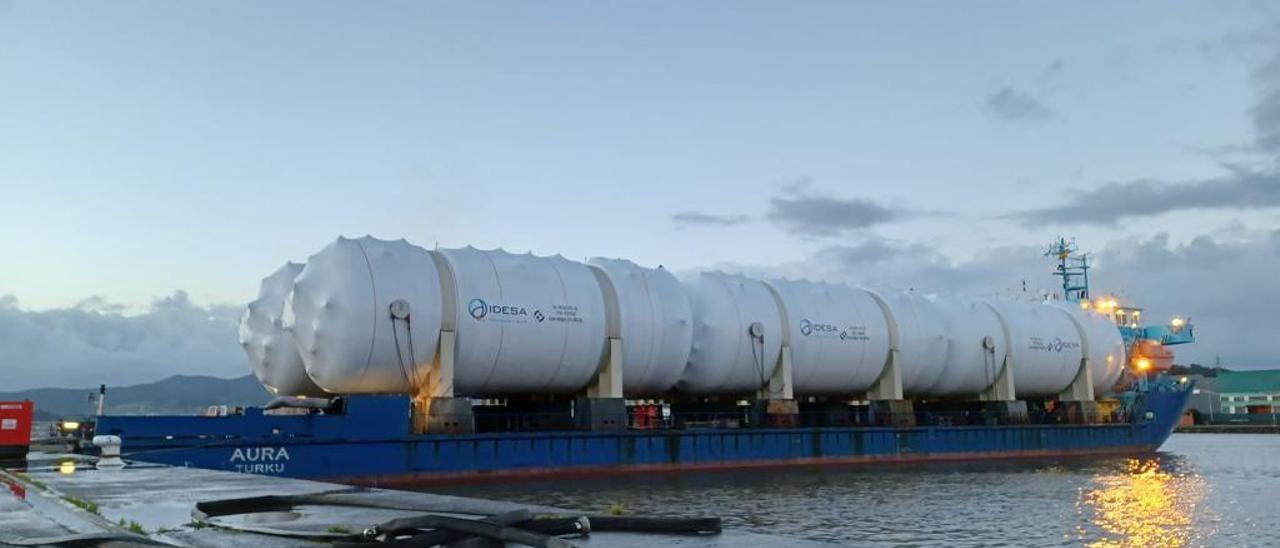 Carga de tanques para el almacenamiento de CO2 fabricados por Idesa y exportados desde el Puerto de Avilés.