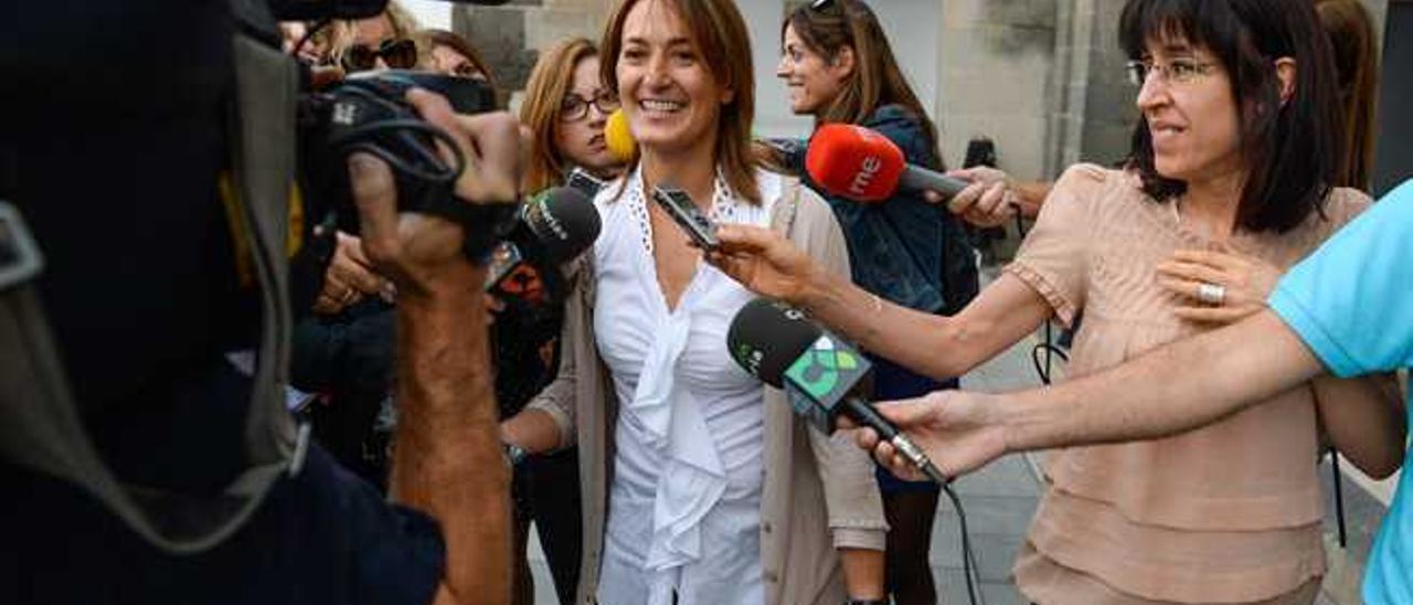 La diputada atiende a los periodistas tras declarar como imputada en el TSJC por el &#039;caso Patronato&#039;