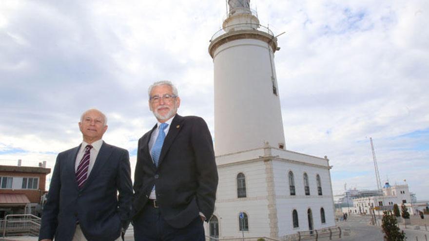 Manuel Olmedo (izquierda) y Francisco Cabrera, el pasado jueves delante de la Farola.