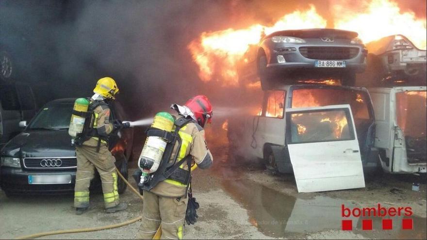 El foc afecta a diferents vehicles