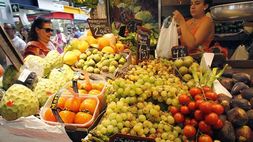 Un puesto de fruta en el mercado de Atarazanas.