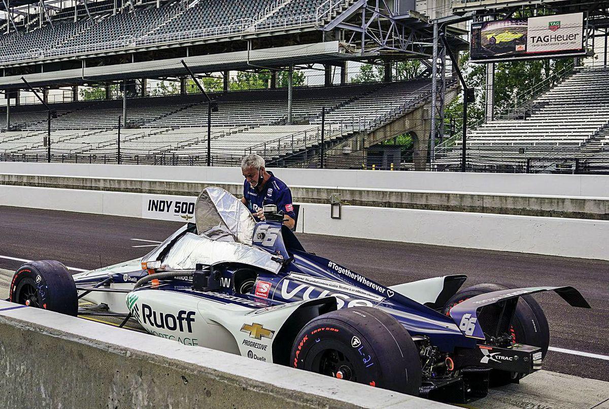 Fernando Alonso, en boxes, antes de tomar la salida en Indianápolis.