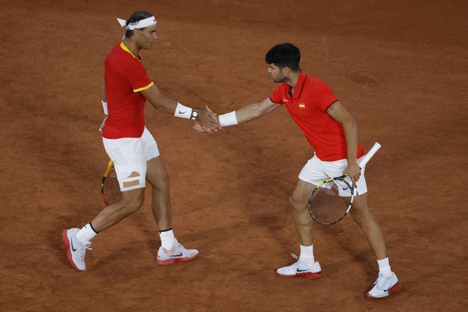 Rafa Nadal y Carlos Alcaraz durante el partido de dobles frente a los argentinos Máximo González y Andrés Molteni , correspondiente a la primera ronda de dobles masculino de tenis de los Juegos Olímpicos de París 2024 este sábado en la pista Phillipe Chatrier de París.