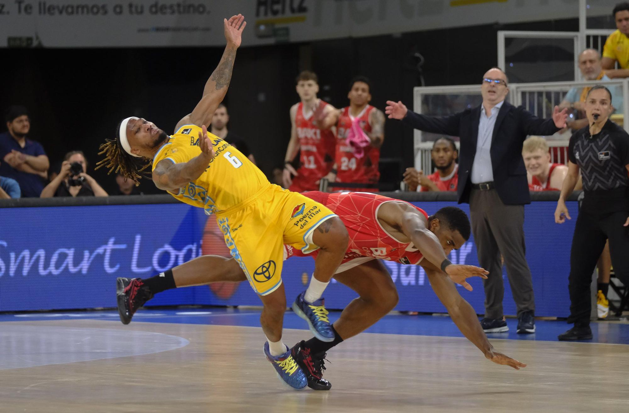 Andrew Albicy choca con Retin Obasohan en el duelo entre el CB Gran Canaria y el Baxi Manresa en el Gran Canaria Arena.