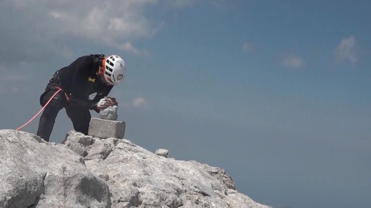 Salvador Roldán, en lo alto del Naranjo de Bulnes.