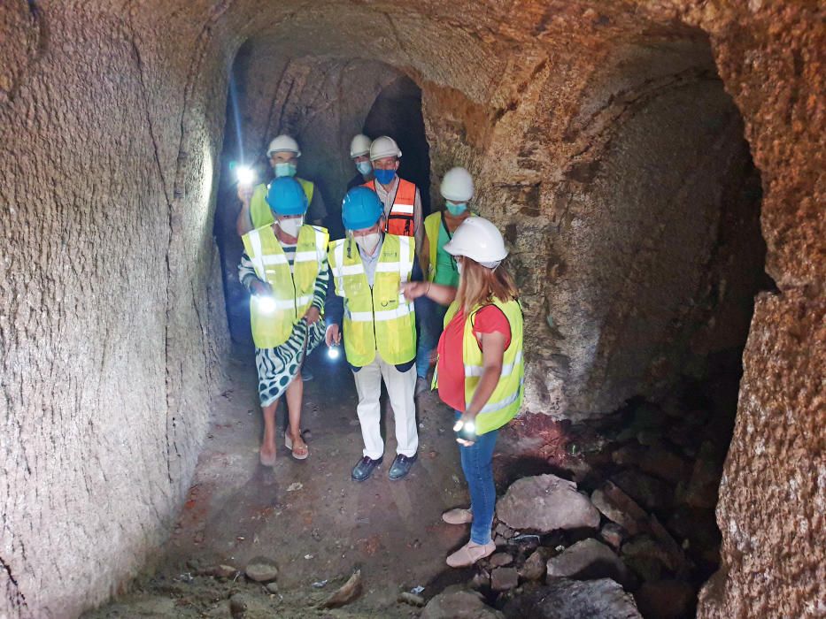 El alcalde de Vigo, Abel Caballero, y la presidenta de la Deputación de Pontevedra, Carmela Silva, durante la visita a las galerías subterráneas.