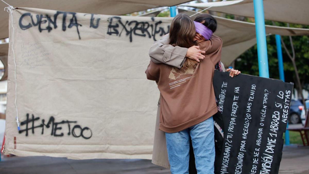 Lucía Ortín recibe un abrazo de una de las manifestantes durante su ‘performance’. 