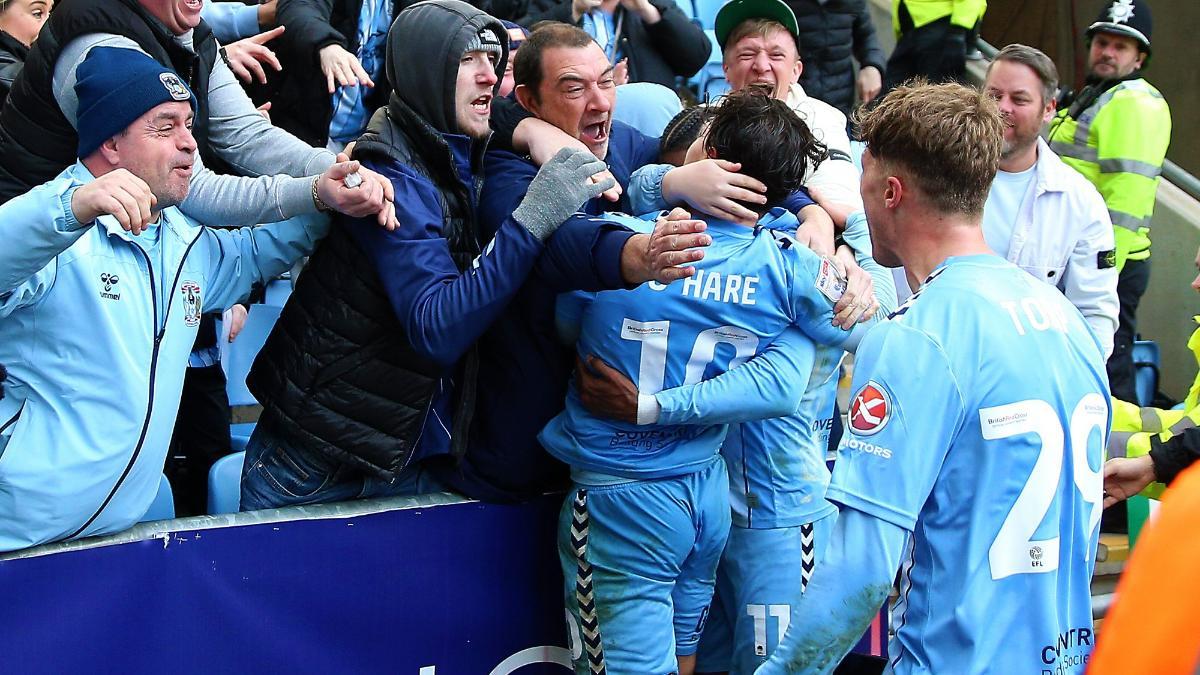 Los jugadores del Coventry City se abrazan a su afición