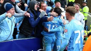 Los jugadores del Coventry City se abrazan a su afición
