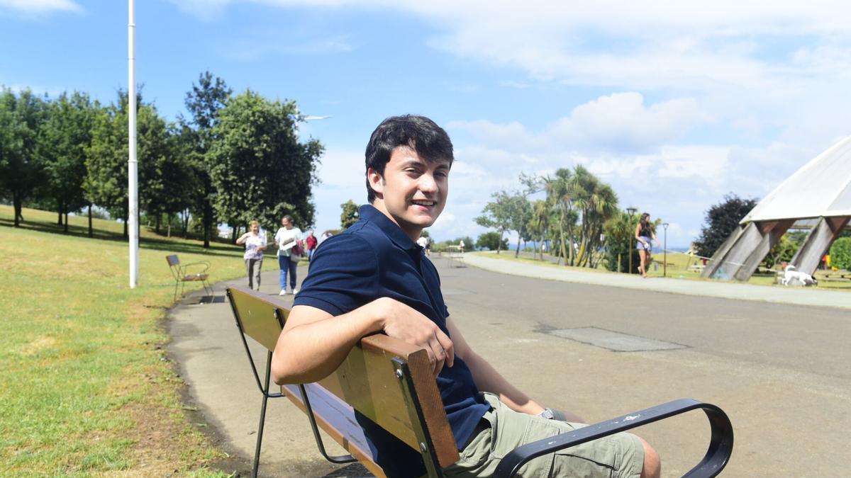 El alumno coruñés ganador de la Bolsa Santander Excelencia 360º, Pablo Ponte, posando en el parque de Eirís.