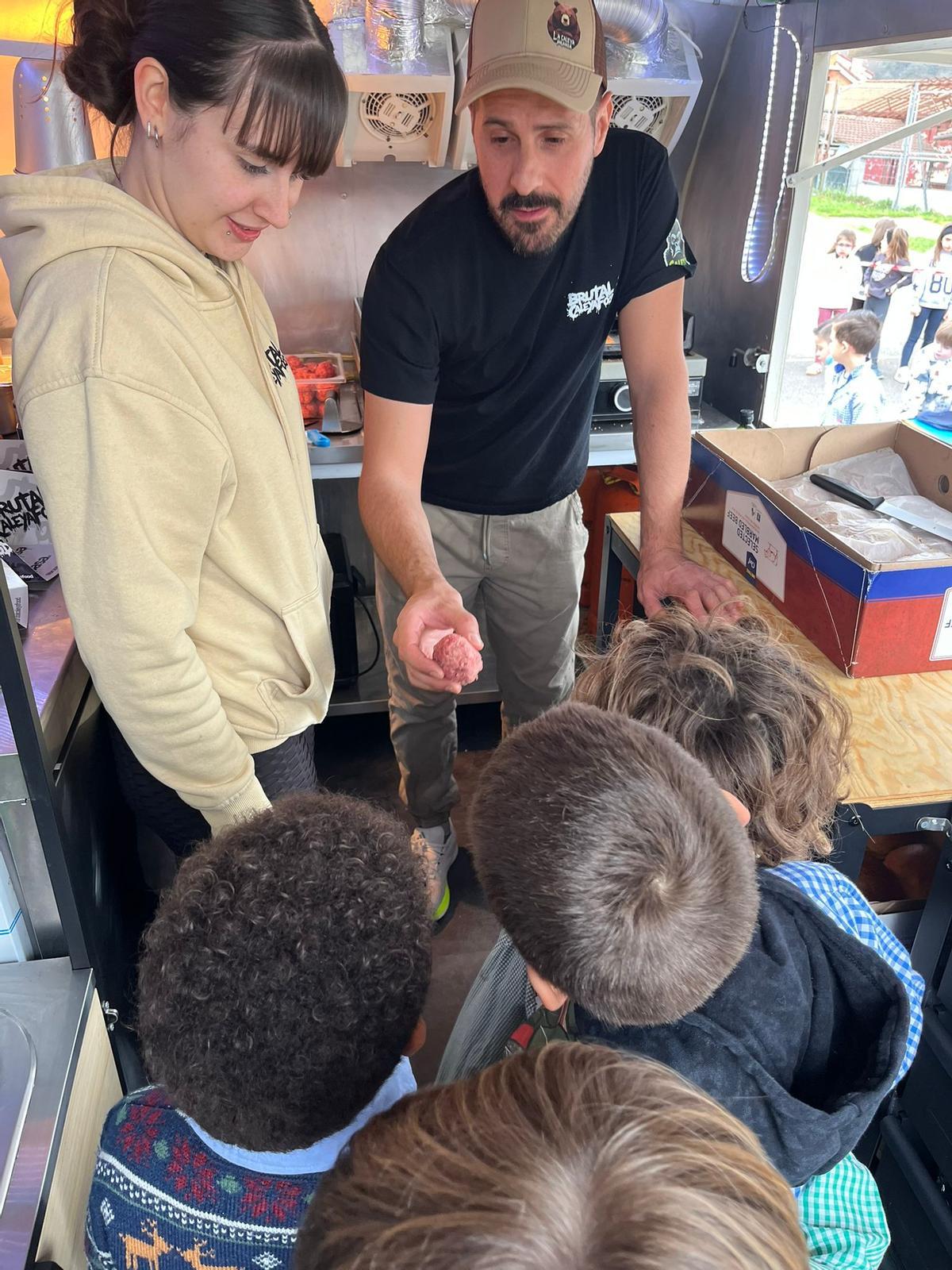 Edu y Yaiza, con alumnos del Vega de Guce.