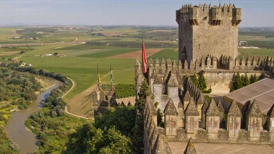 Imagen de parte del Castillo de Almodóvar con el río Guadalquivir a un lado.