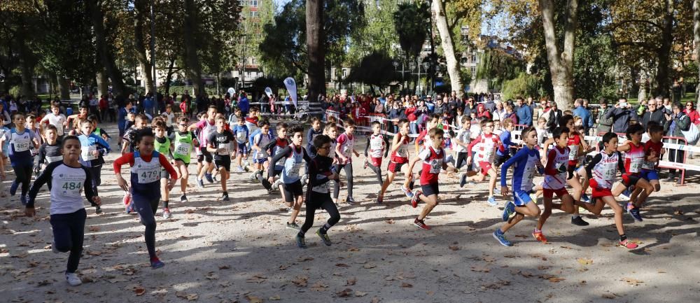 Más de 1.100 jóvenes atletas desafían a las bajas temperaturas para participar en la tradicional carrera de cross escolar.