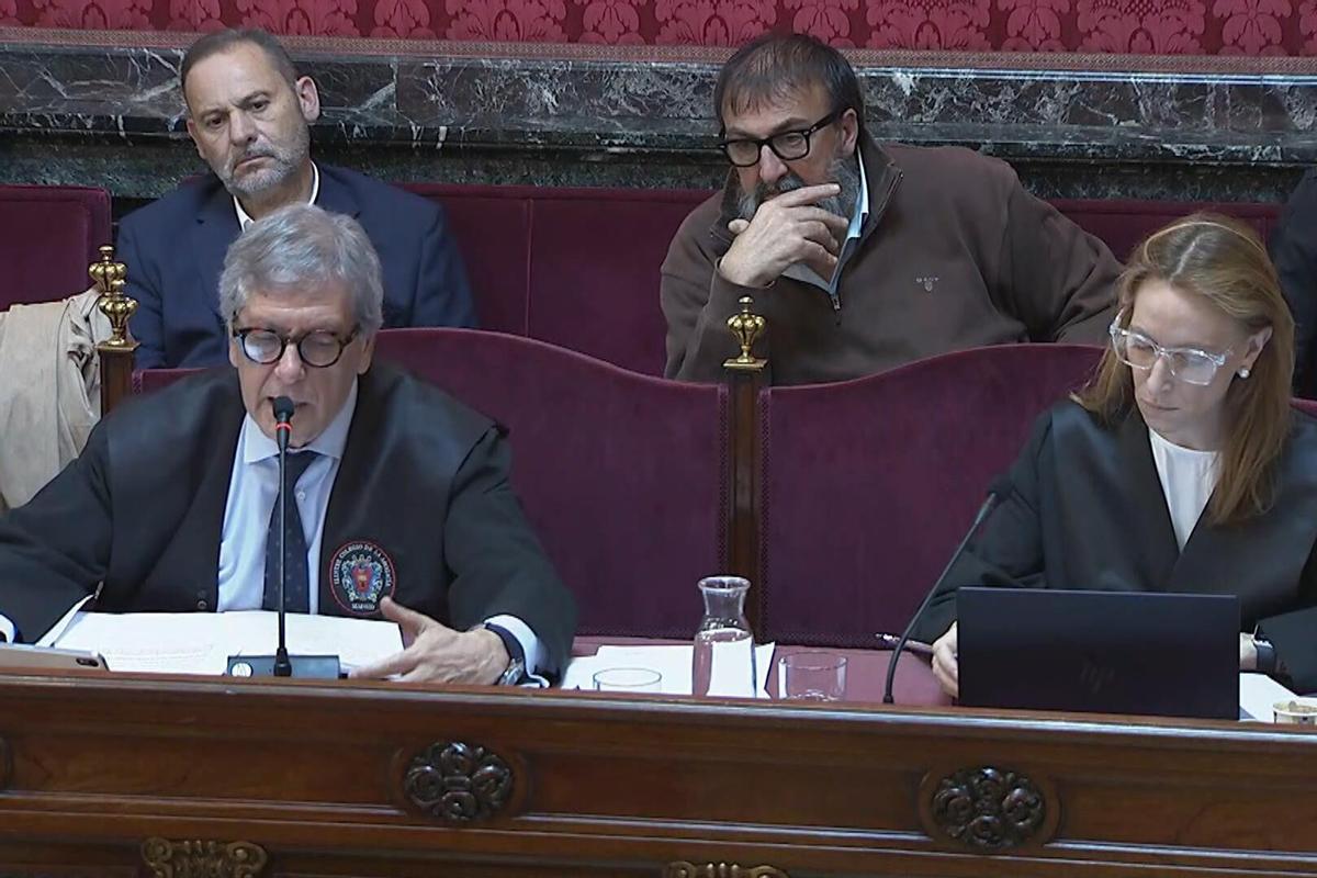 El exministro de Transportes José Luis Ábalos (i, atrás) y su exasesor Koldo García (d, atrás), durante su juicio en el Tribunal Supremo, el martes pasado. EFE/ Captura Señal T. Supremo SOLO USO EDITORIAL/SOLO DISPONIBLE PARA ILUSTRAR LA NOTICIA QUE ACOMPAÑA (CRÉDITO OBLIGATORIO). añade texto 3