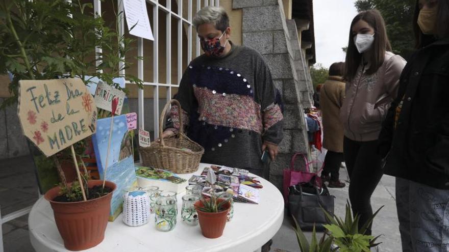 A la izquierda, un puesto del mercadillo y a la derecha, el coro. | R. S.