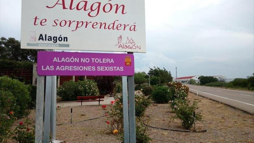 La localidad coloca carteles contra la violencia sexista en sus accesos