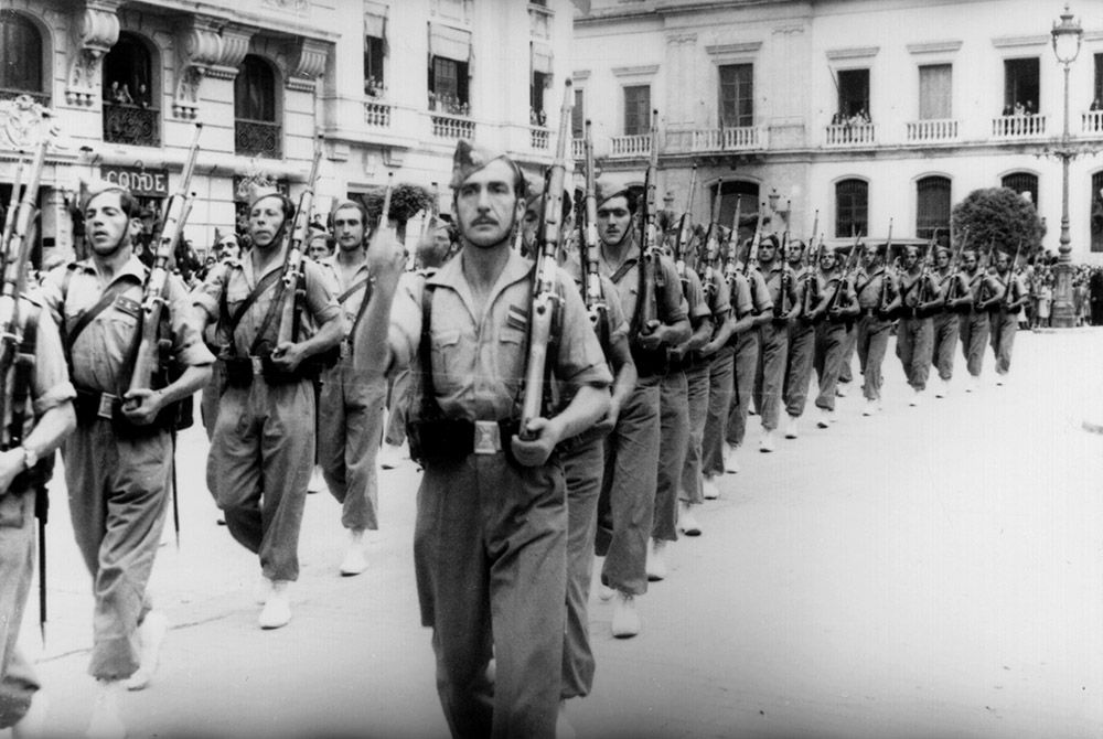 La Legión desfilando por las Tendillas en el año 1952