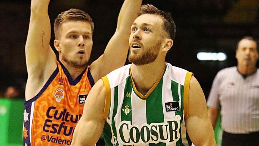 Partido de la primera vuelta entre el Coosur Real Betis y el Valencia Basket