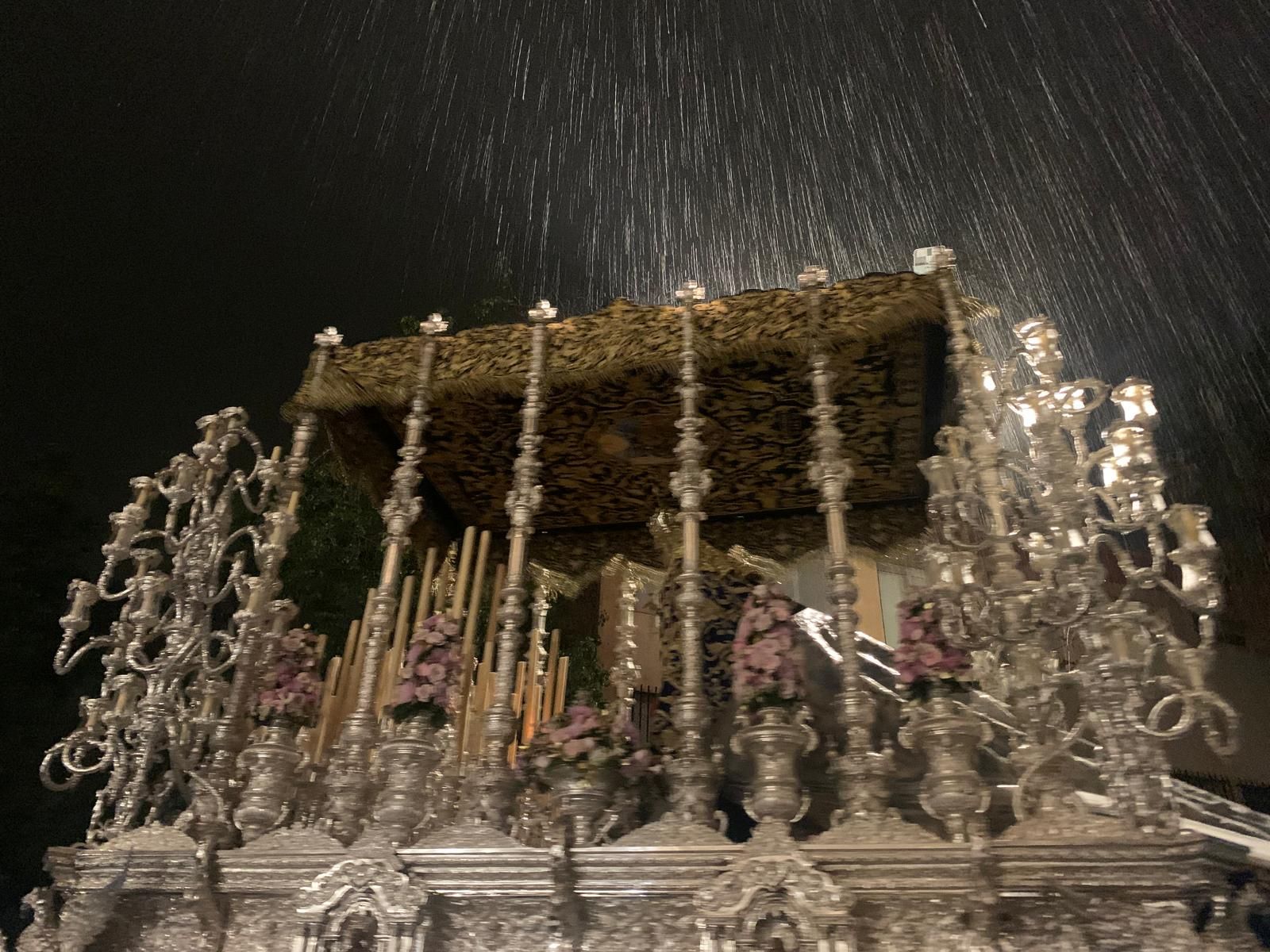 María Santísima del Gran Perdón bajo la lluvia