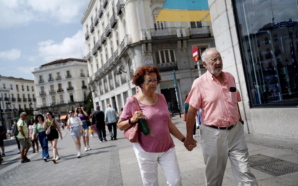 Personas mayores paseando por el centro de la ciudad