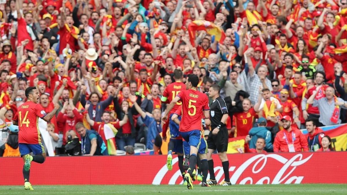 Los jugadores de España celebran el gol de Piqué.