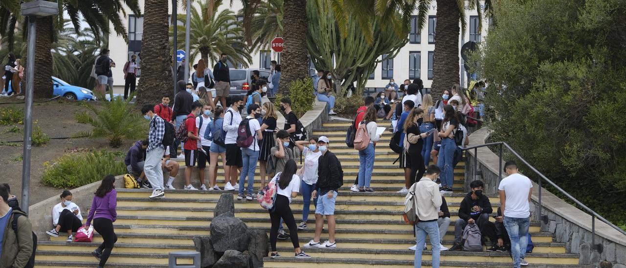 Estudiantes en el Campus de Tafira en la convocatoria de la EBAU.