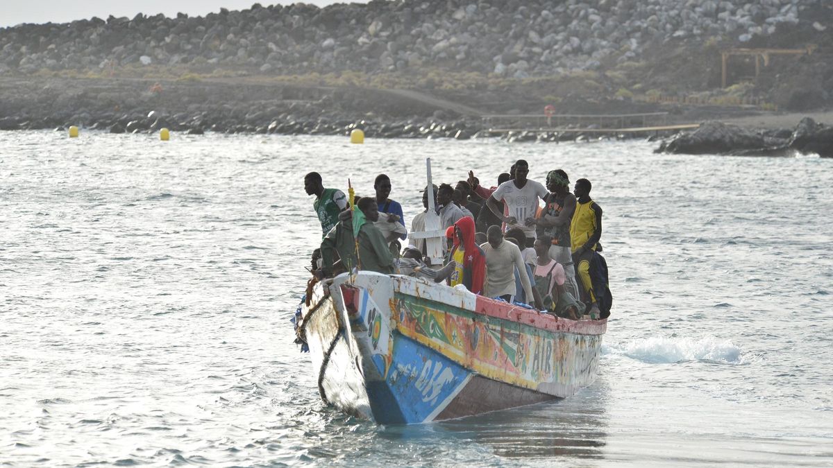 Cinco cayucos, uno de ellos con 258 personas, arriban a El Hierro en otra intensa jornada