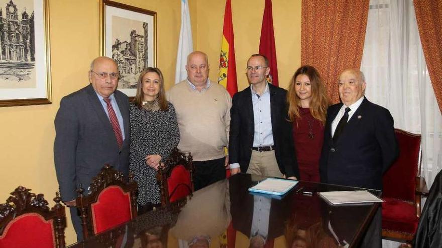 El alcalde, Jesús Vázquez, recibe a la Fundación Amigos de Galicia. // Iñaki Osorio