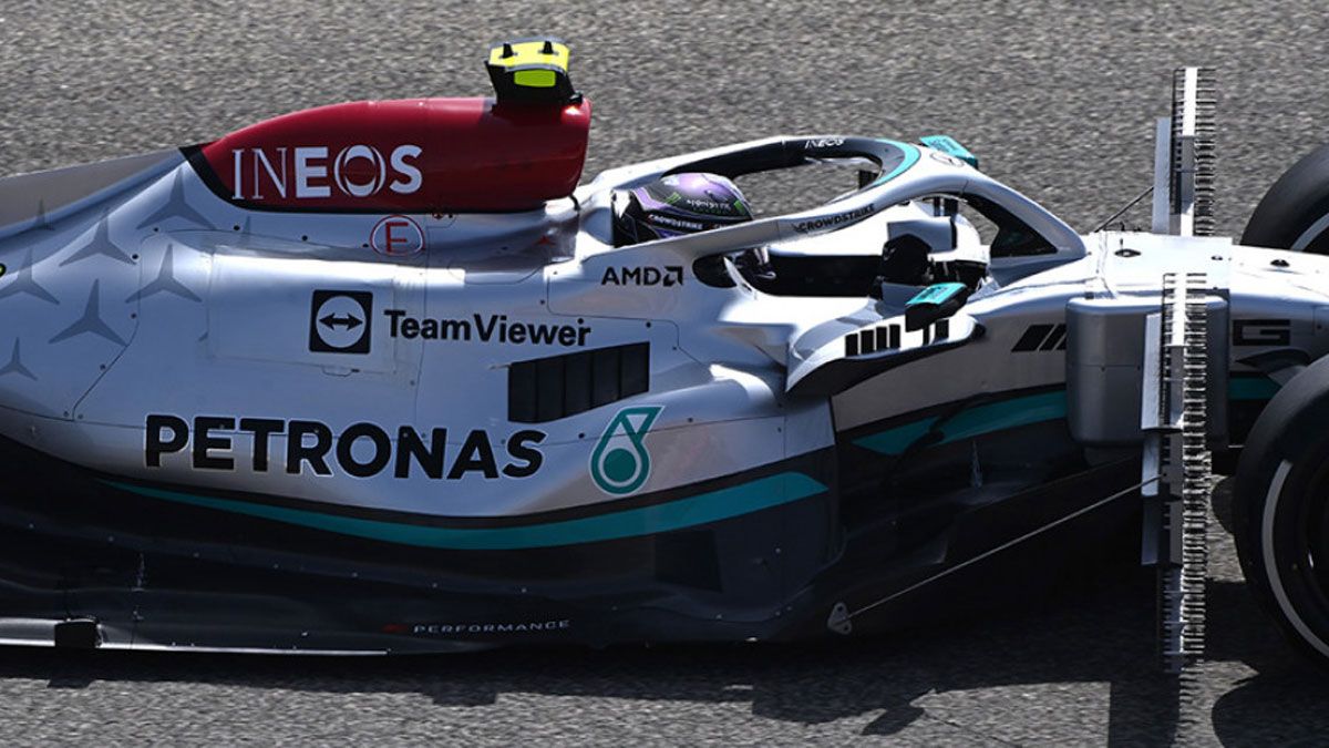 El Mercedes W13 B rompe moldes en Bahrein