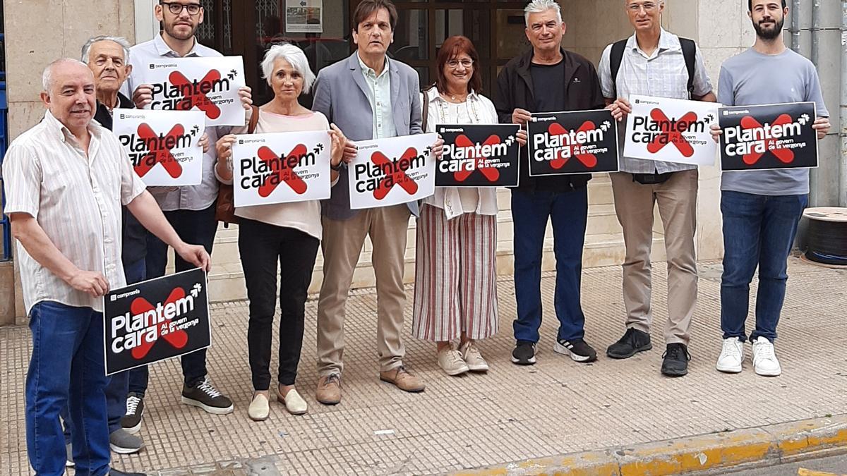 El alcalde y dos dirigentes de Compromís sante la Escuela de Idiomas de Alzira