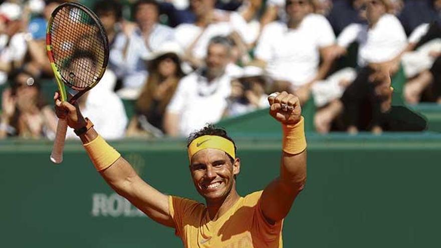 Nadal muerde el trofeo, el primero de 2018.