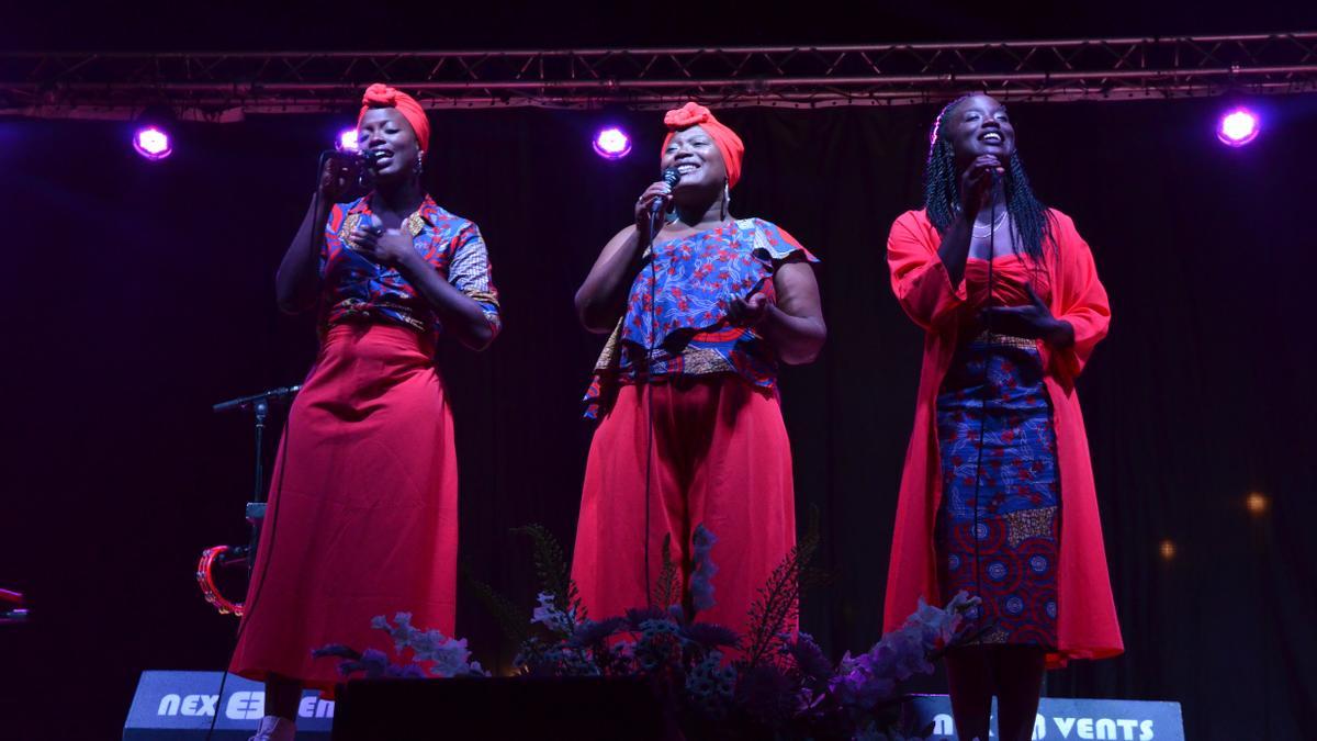 Las tres hermanas cantaron bajo el mensaje reivindicativo de la diversidad racial y el empoderamiento femenino.