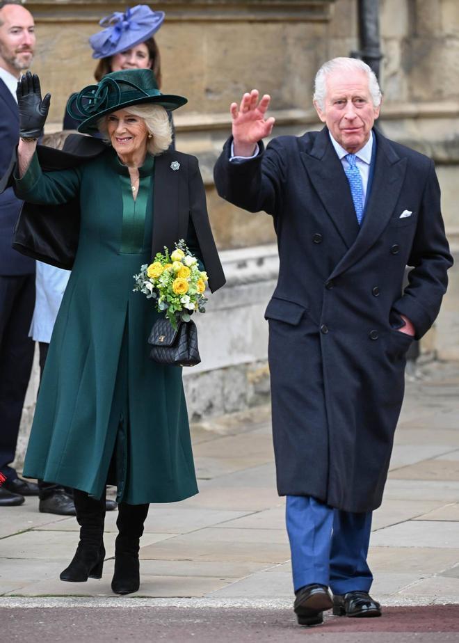 Los reyes Carlos y Camilla a su salida de la Misa de Pascua