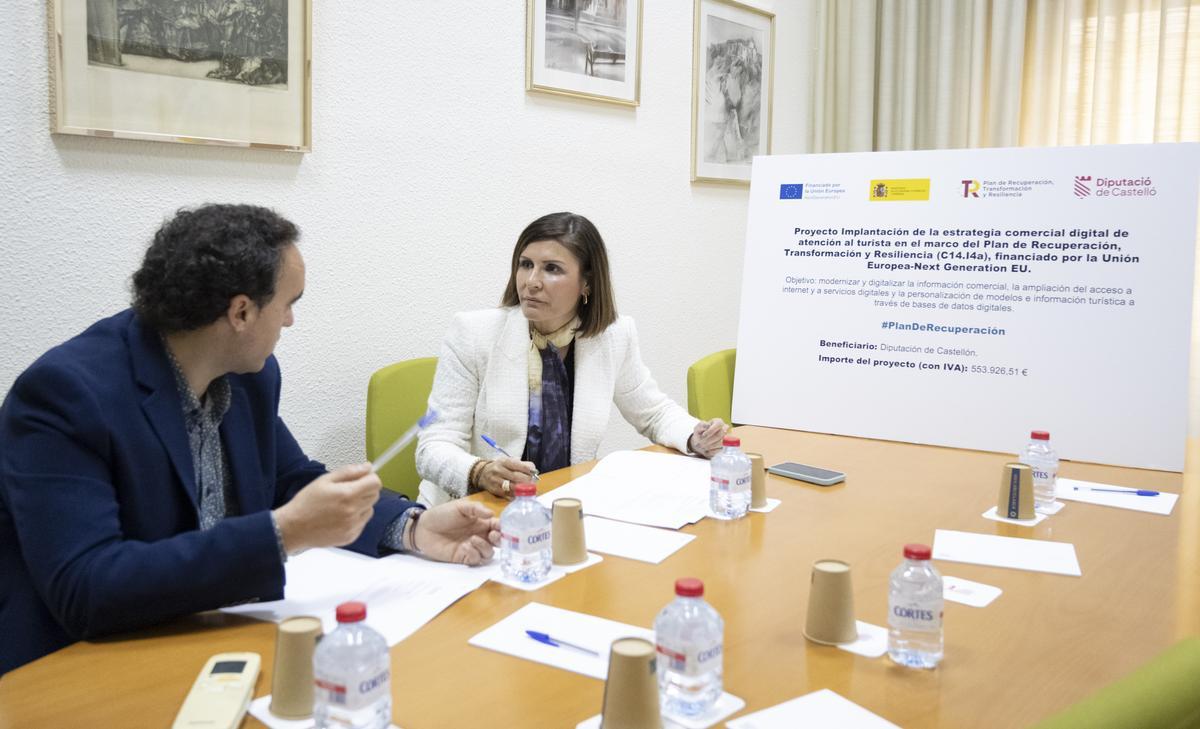 El diputado de Ingeniería Interna, José María Andrés, y la vicepresidenta, María Ángeles Pallarés, en una reunión sobre el proyecto.