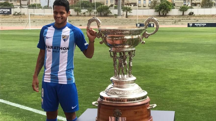 Roberto Rosales, nuevo capitán del Málaga CF, posa con el Trofeo Costa del Sol en la presentación del pasado martes.