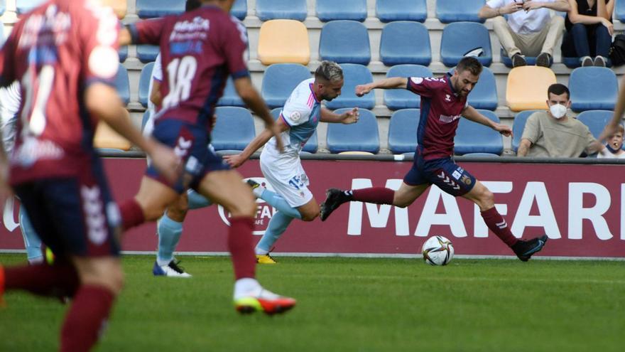 Álex González controla un balón ante un defensa del Compostela, rival de los granates este año. |  // G.S.