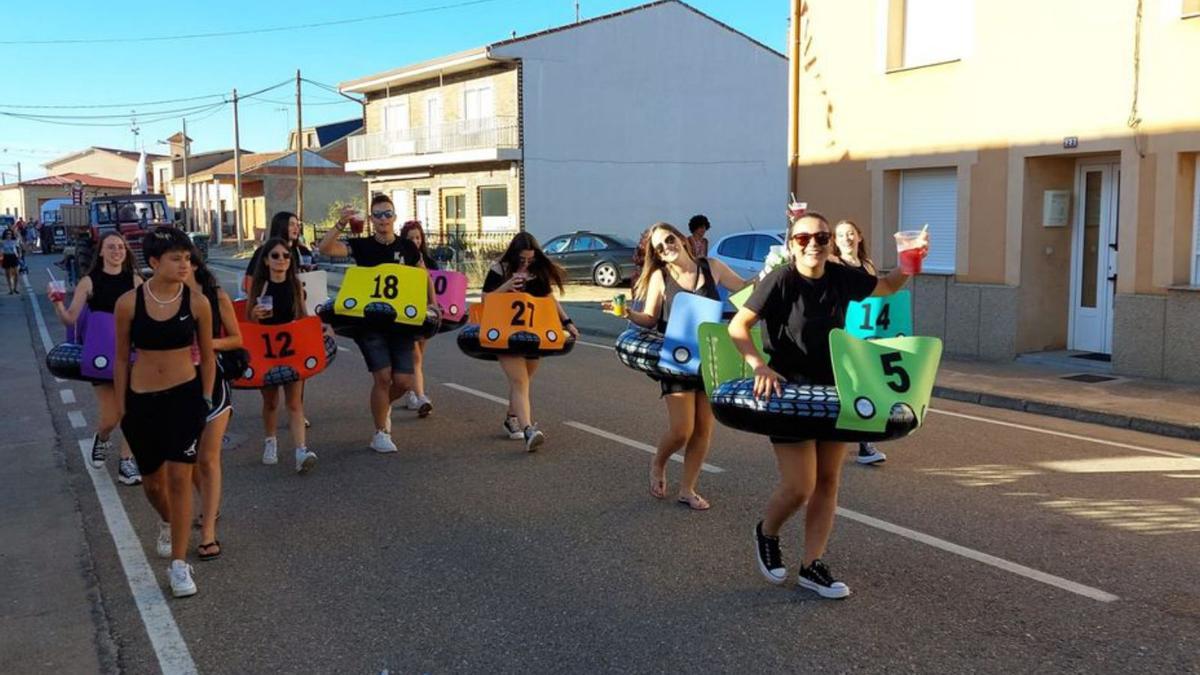 Momentos del desfile de carrozas en Santibáñez de Tera. | C. G. R.