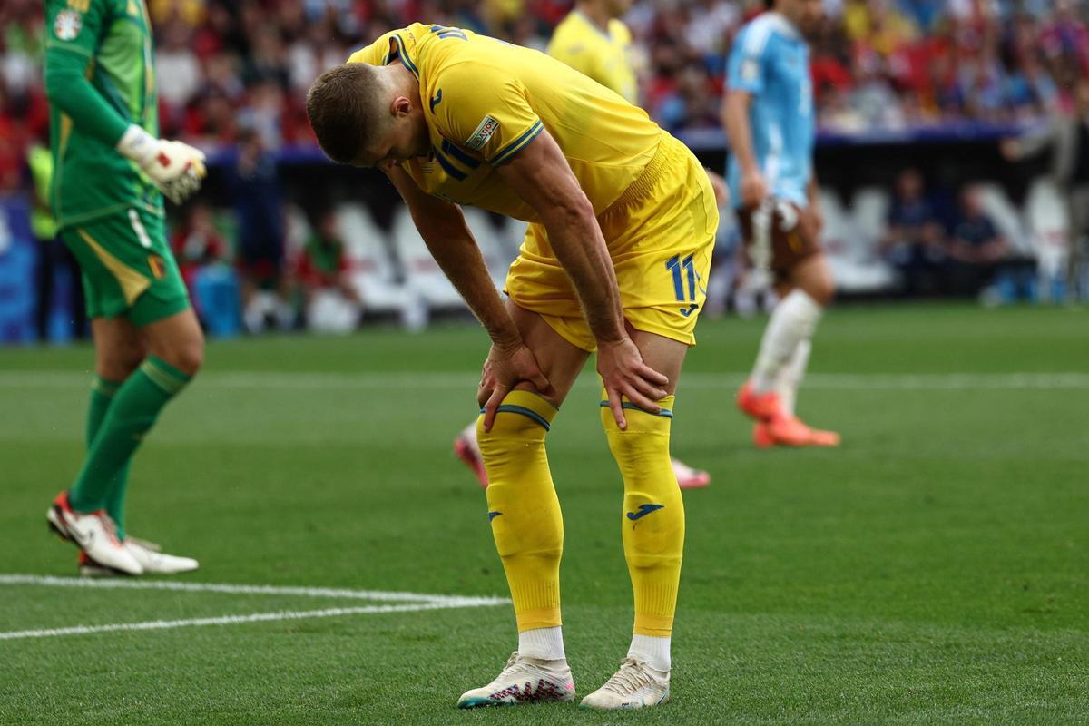 Artem Dovbyk, delantero de Ucrania, se lamenta de una ocasión fallada ante Bélgica.