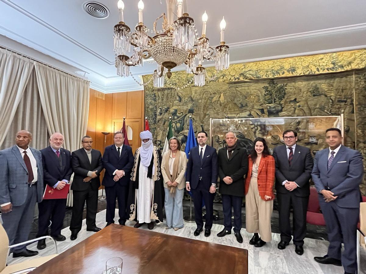 La delegación de Libia junto a Isabel Albás.