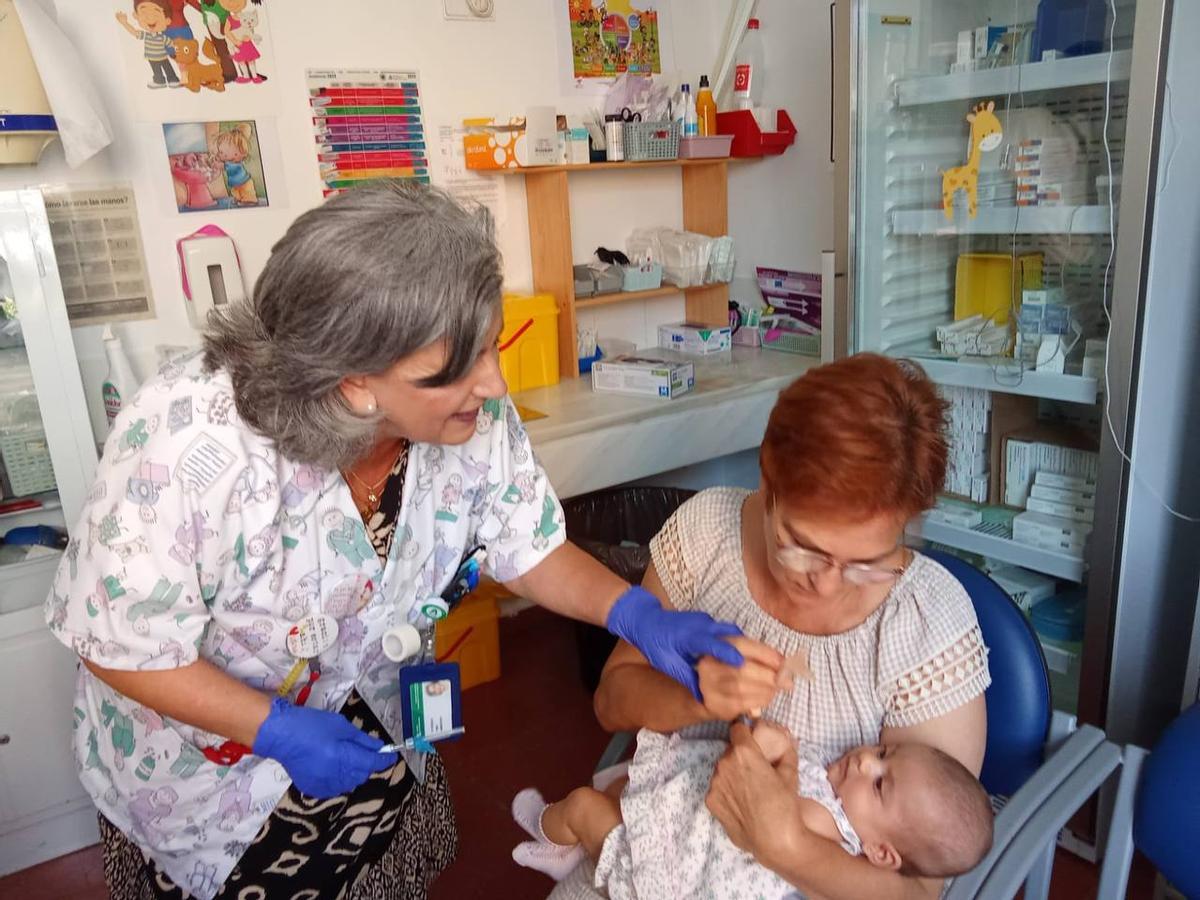 Valeria, en brazos de su abuela, también se ha vacunado frente a la bronquiolitis en el centro de salud de Poniente.